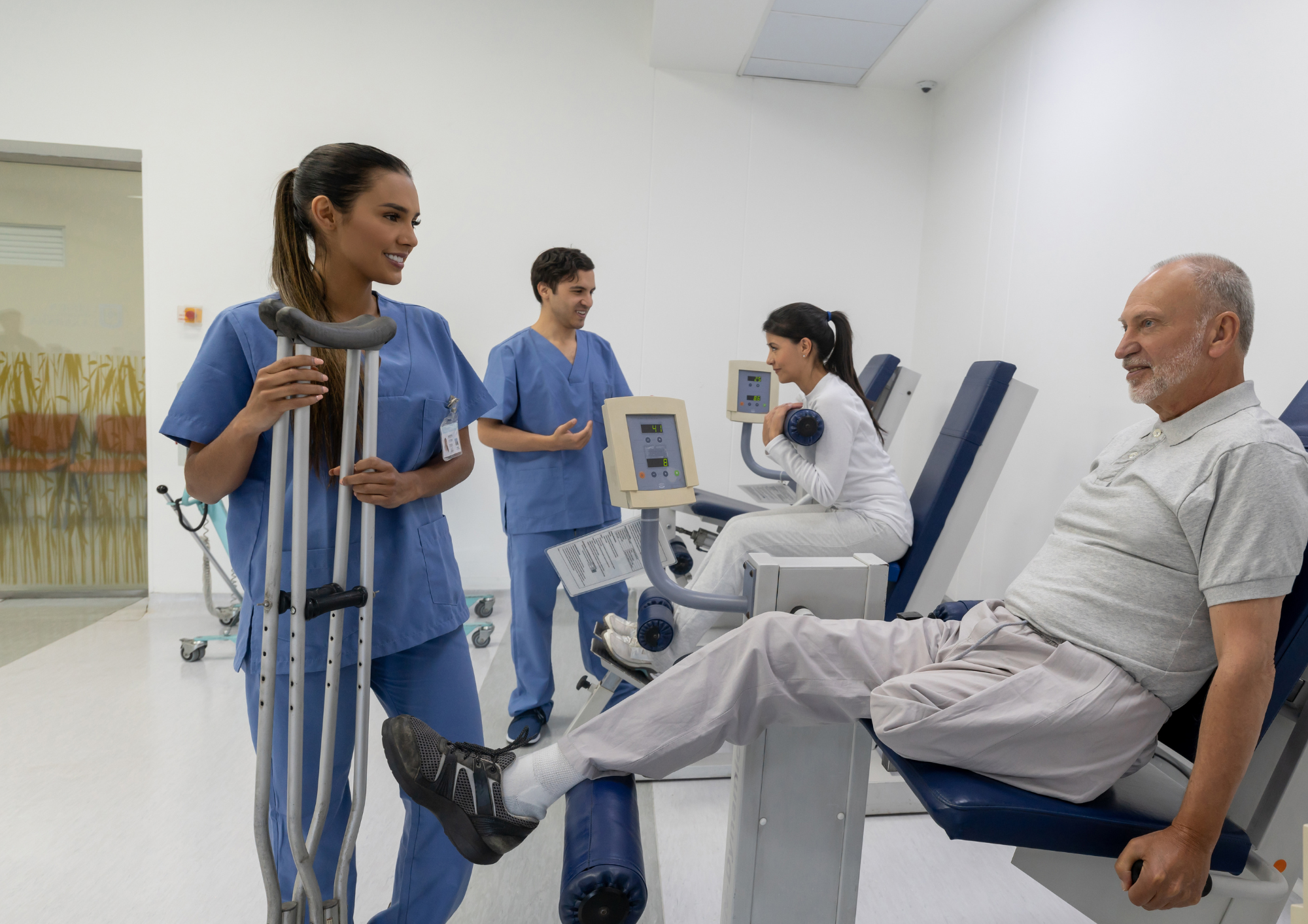 Fisioterapia auxiliando paciente com prótese de perna